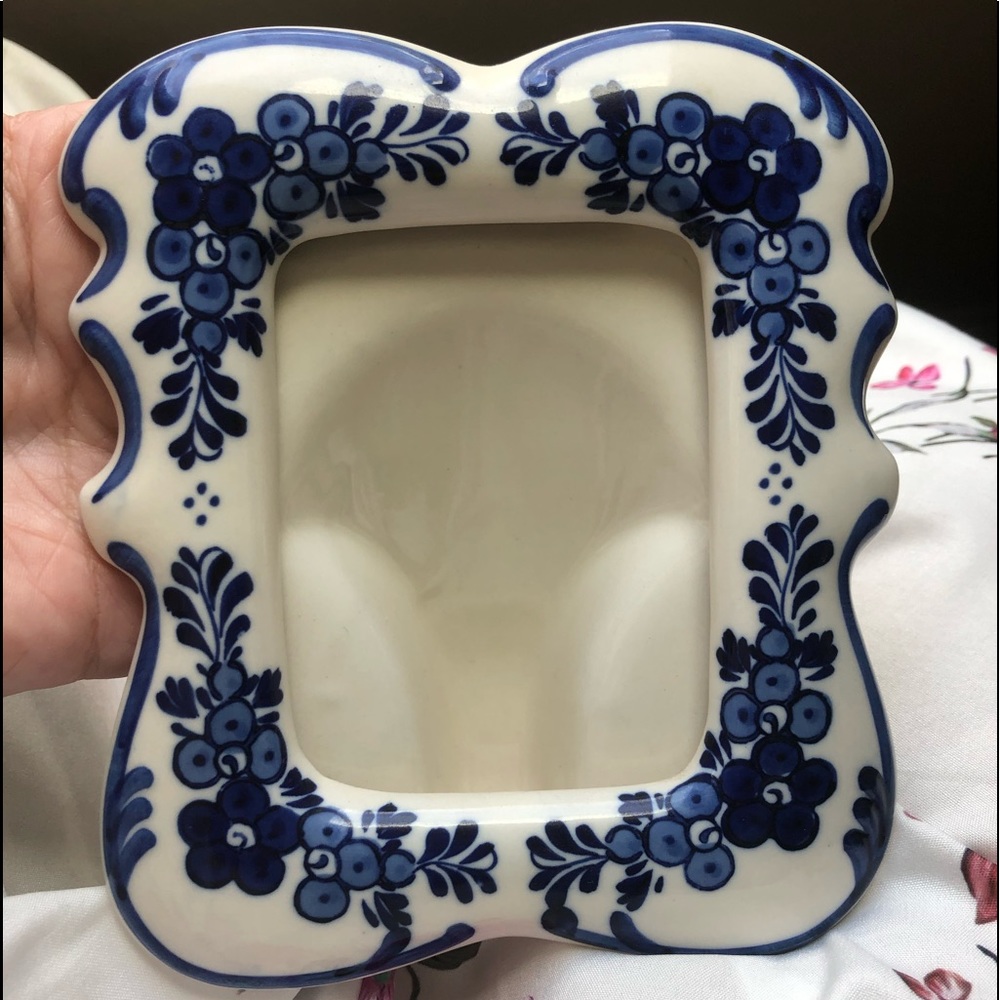 KLM CLUB ROYALE HAND PAINTED DELFT BLUE CERAMIC STANDING FRAME 5” x 5.5”